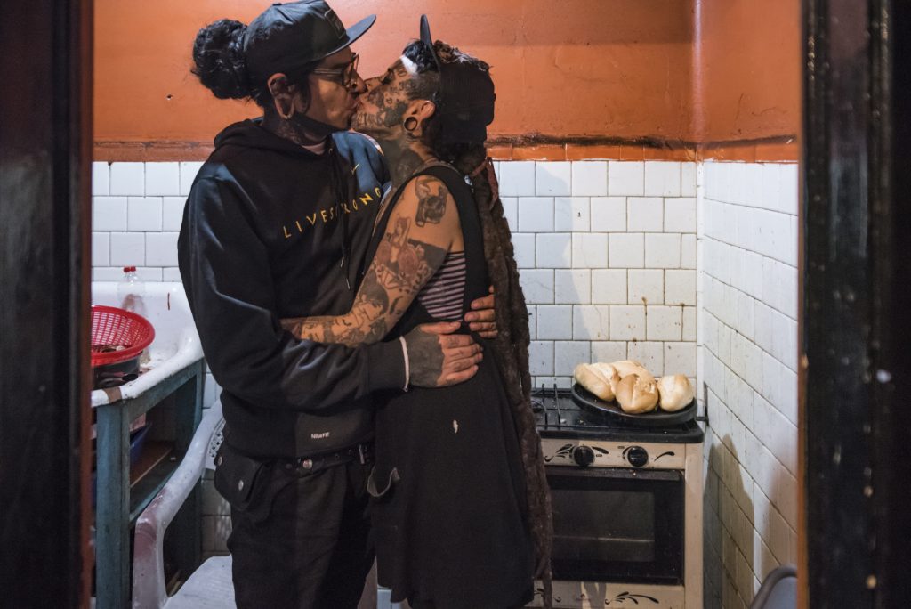 Manzana and Mudo kissing
